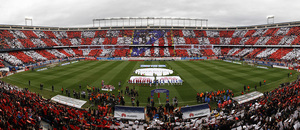 Espectacular tifo formado por la afición en los prolegómenos del Atlético de Madrid - Real Madrid